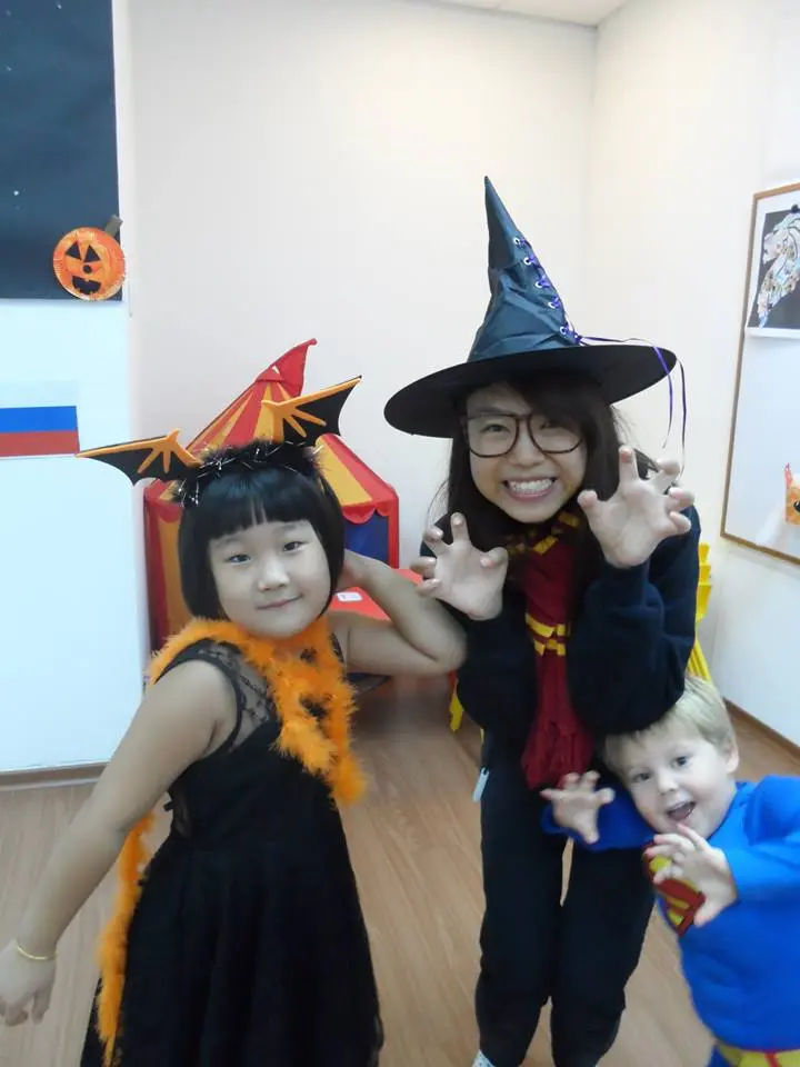 孩子与大人穿着充满趣味的万圣节装扮。
