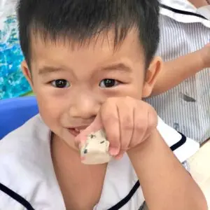 托儿班二的孩子在创意学习中手持小巧的黏土人偶