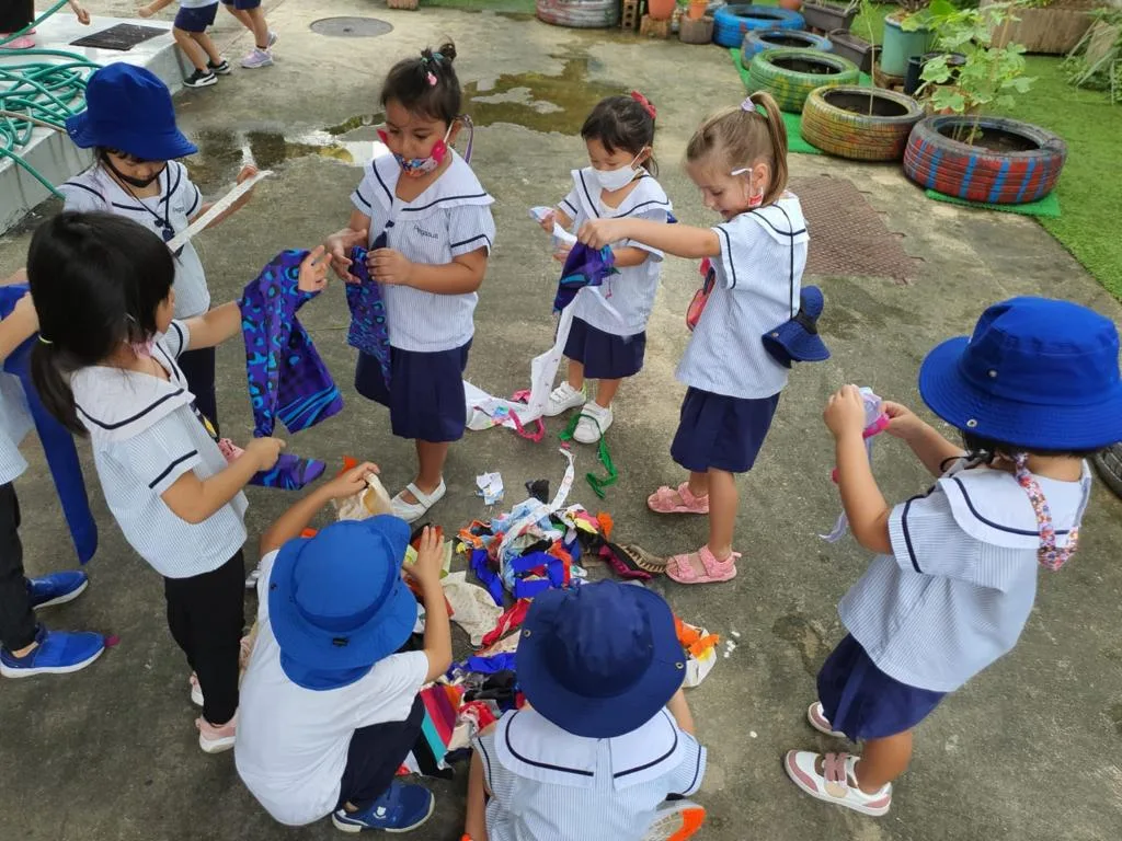 幼儿园的孩子们在Pegasus一起动手完成手工活动