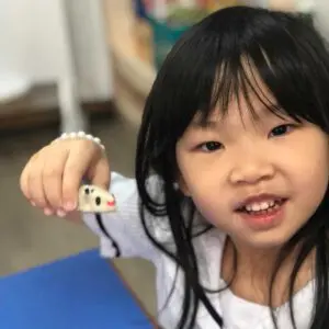 幼儿园一年级的孩子在探究式学习中手持手工作品