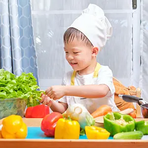 孩子在 Pegasus 国际幼儿园的欢乐星期五活动中准备蔬菜