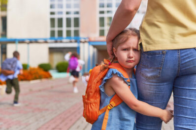 the little girl stress she does not want to leave her mother. mother accompanies the child to school. mom supports and motivates the student. the little girl does not want to leave her mother. fears primary school. communication problems. attachment to parents.